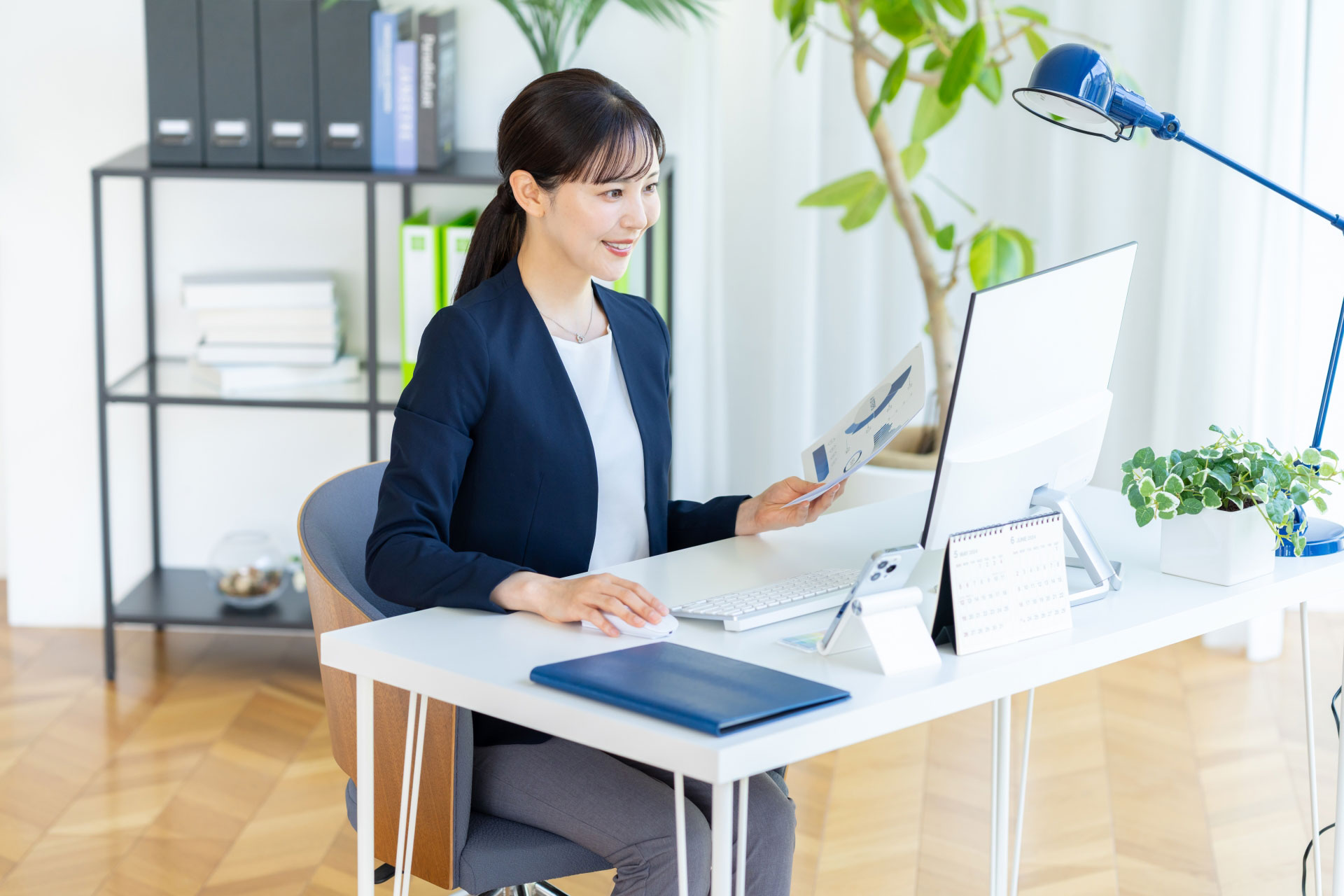 登録支援機関で事務手続きを行う女性スタッフの様子