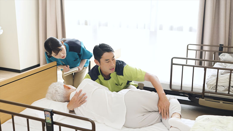 介護現場での体位変換サポートの様子