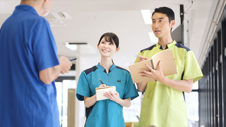 介護スタッフが笑顔で打ち合わせをする様子