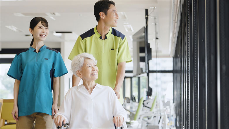 介護スタッフと利用者の笑顔の写真