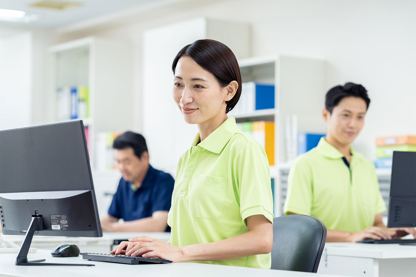 介護施設の事務スタッフがパソコンで業務を行っている様子